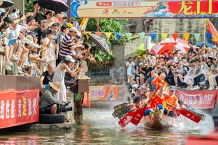 图片报：桑乔的车挡风玻璃违规贴膜，因车在英格兰注册而免于被罚